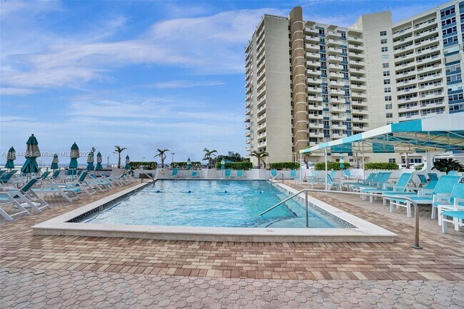 Building Photo - 3140 S Ocean Dr