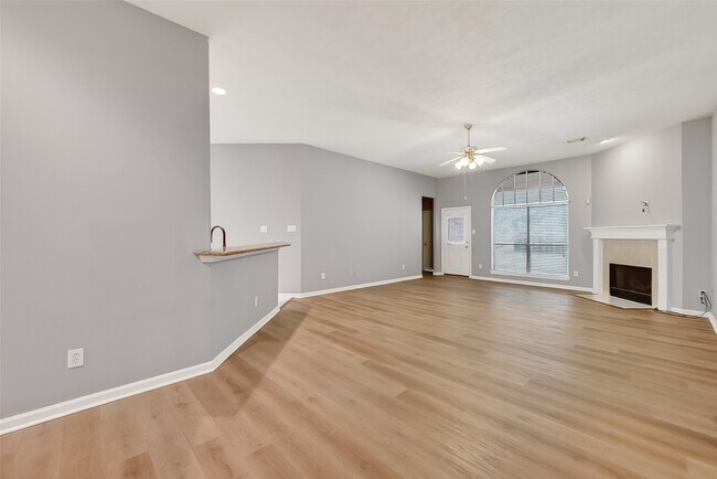 Building Photo - 23719 River Pl Dr