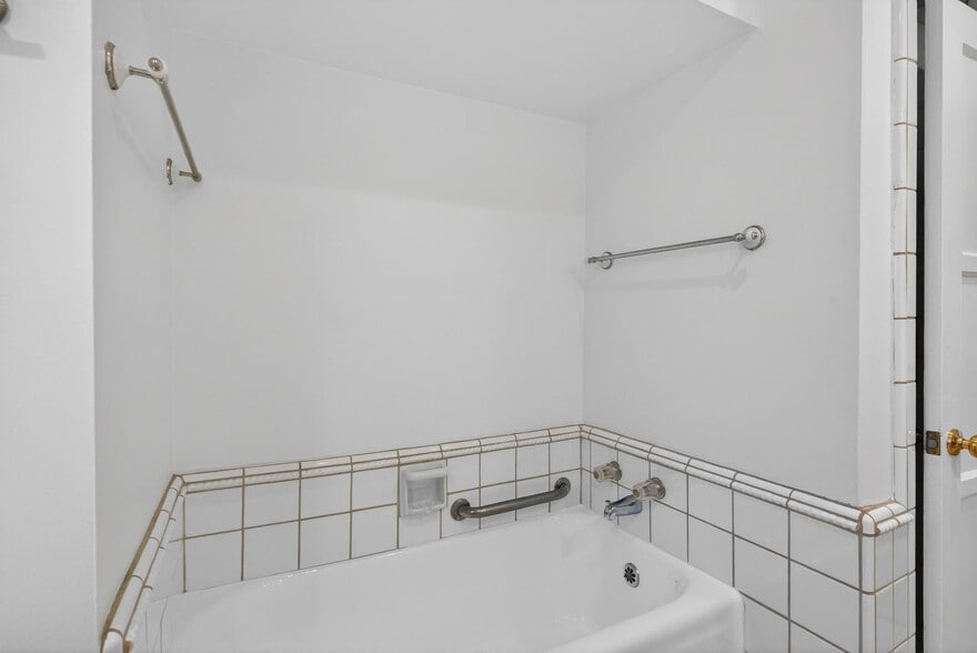 Building Photo - 242 Claremont Ave