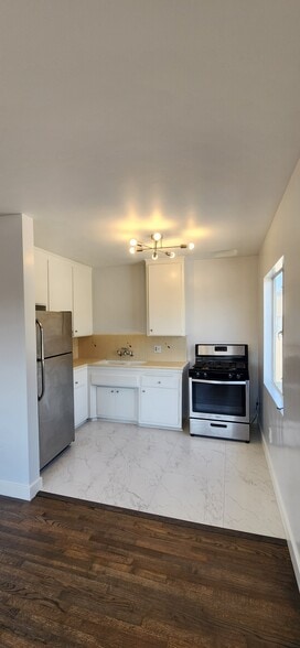 Kitchen - 907 N Poinsettia Pl