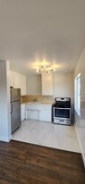 Building Photo - 907 N Poinsettia Pl