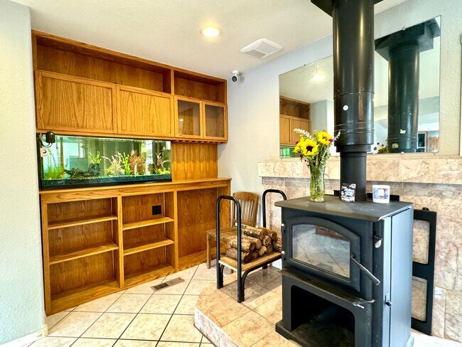 Building Photo - Lovely one level home in Northwest Santa R...