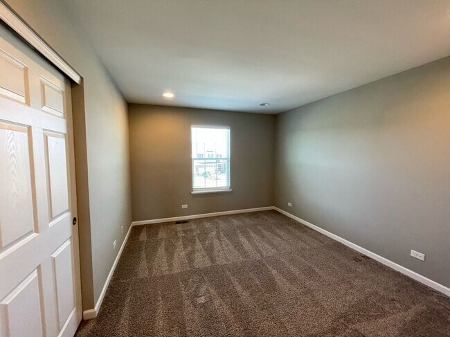Building Photo - Single Family Home in Hoffman Estates