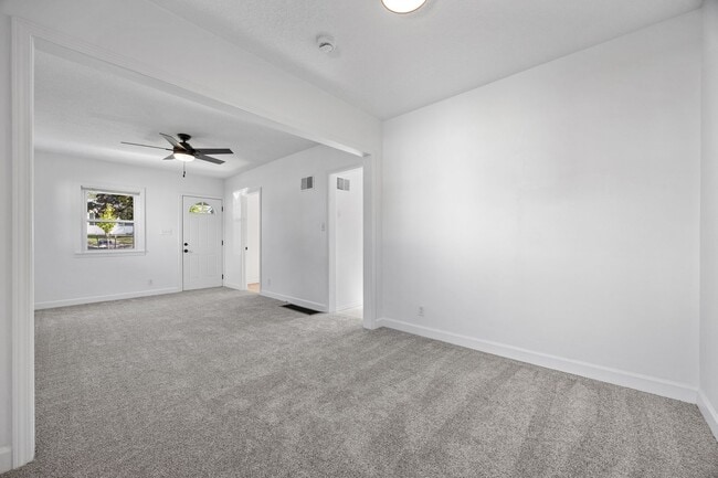 Building Photo - Well Cared for Single Family Home in Conve...