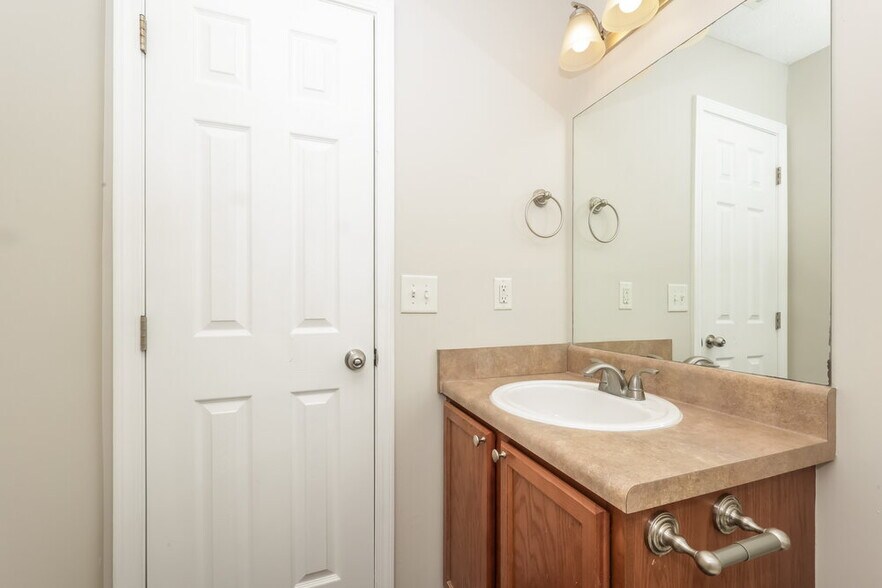 Building Photo - 5240 Sunsail Dr