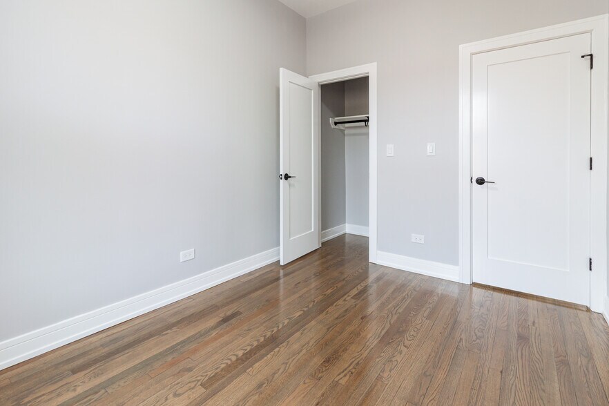 Building Photo - 3830 N Wilton Ave