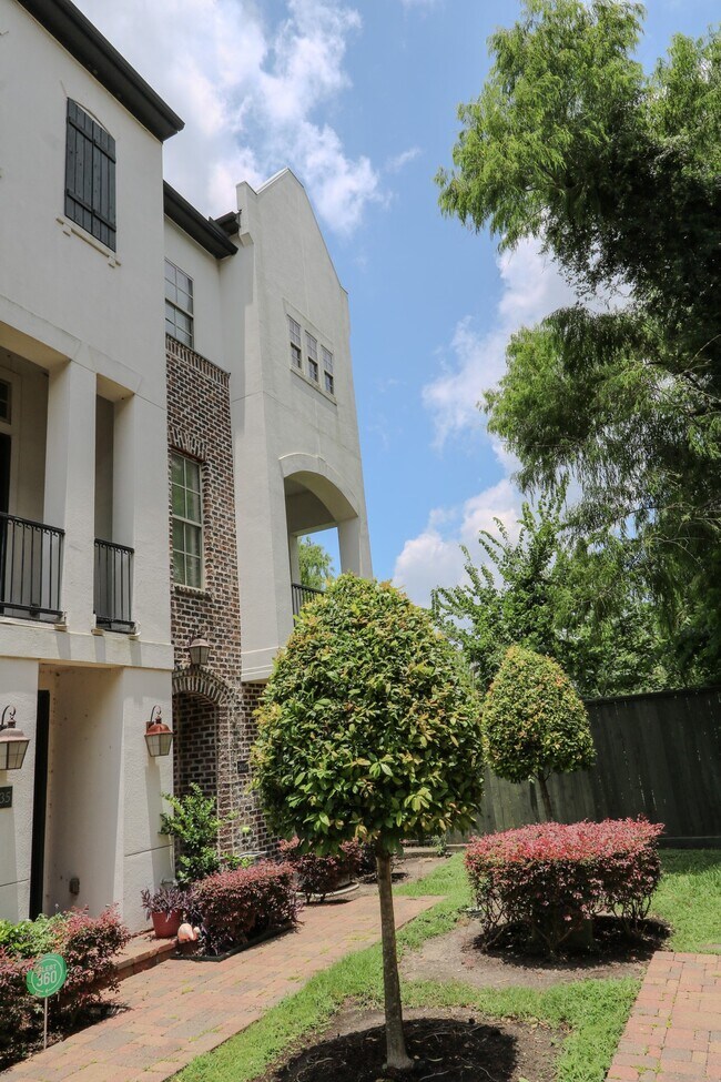 Building Photo - 2037 Fannin Station N