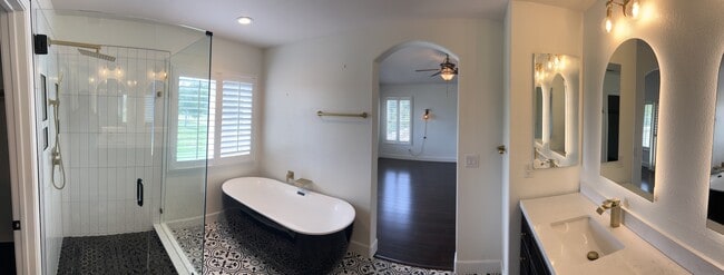 Building Photo - 31495 Sunningdale Dr