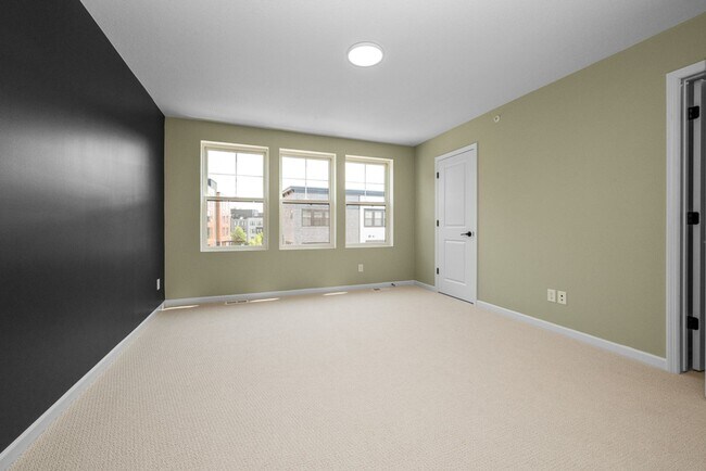 Building Photo - 848 Woodlawn Ave