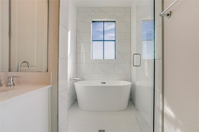 Building Photo - 112 E Oscar Dr