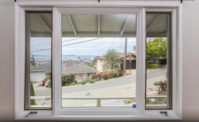 Building Photo - Beautiful Home in Upper Oakmore!