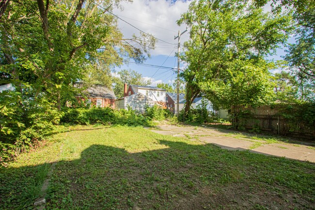 Building Photo - 3 bedroom renovated colonial