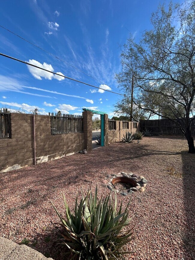 Building Photo - Beautiful 2 Bedroom 1 Bath / Washer & Dryer Included / Large Yard!