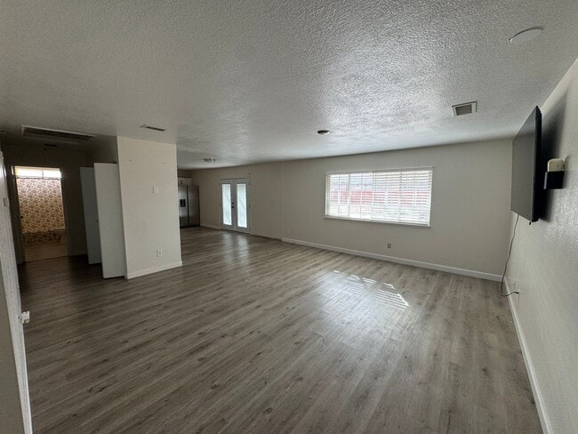 Building Photo - 2 bed/ 1 bath home / large yard / central located / Available Now!!