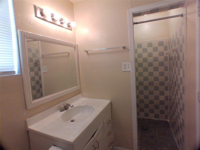 Building Photo - 1301 Glenmore Dr