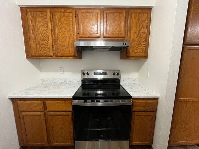 Building Photo - Updated 1st floor 1 X 1 Beaverton Condo! Close to Downtown Beaverton! Spacious & Open, Close to N...