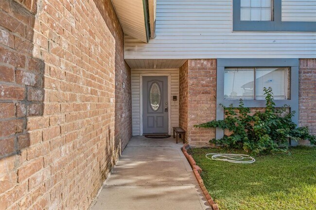 Building Photo - 13930 New Village Ln