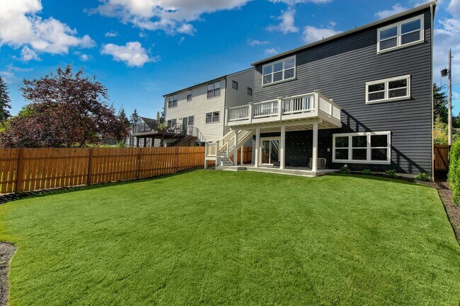 Building Photo - Gorgeous 4 Bed/3.5 Bath with Beautiful Fin...