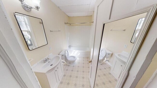 Building Photo - 406 N State St