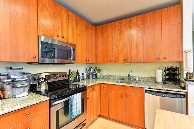 Building Photo - Gorgeous Light Filled 1Br Blocks to King St Metro