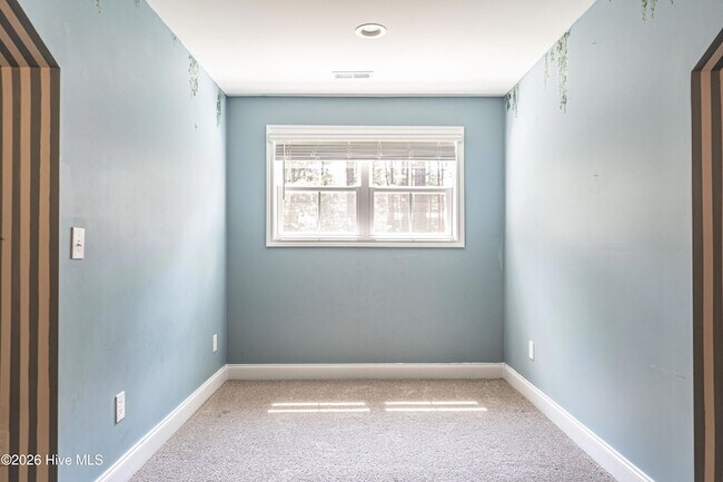 Building Photo - 170 Lakeview Dr