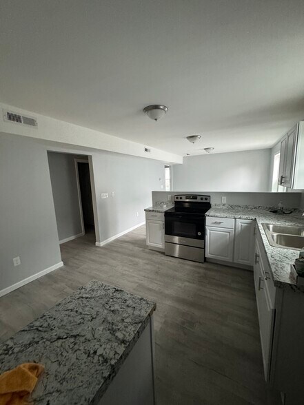 Building Photo - 240 College St