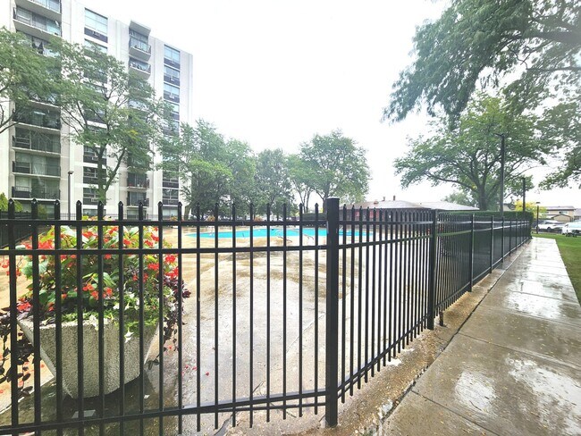 Building Photo - 9009 W Golf Rd