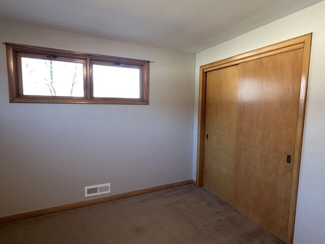 Building Photo - 136 Elmwood Ln