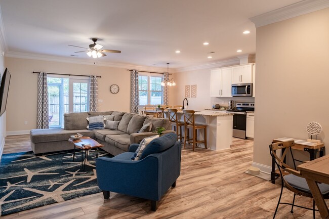 Building Photo - FURNISHED OFF-SEASON MONTHLY RENTAL-STARTI...