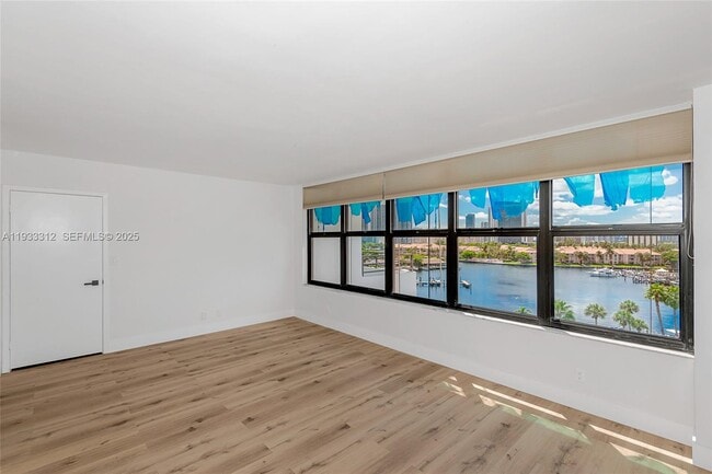 Building Photo - 2500 Parkview Dr