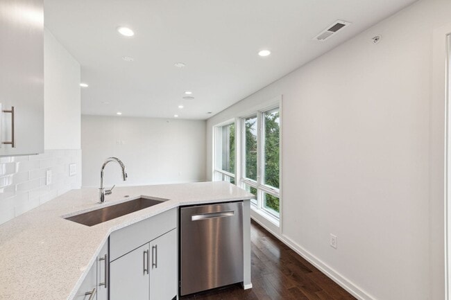 Building Photo - Luxury 2BD/2BA| Bella Vista Apartment