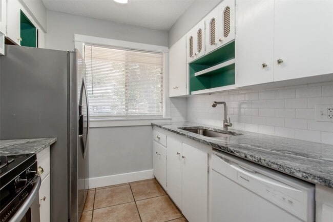 Building Photo - 2121 Travis Dr