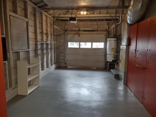 Building Photo - 2 bed 1 bath with large attached garage and fenced yard