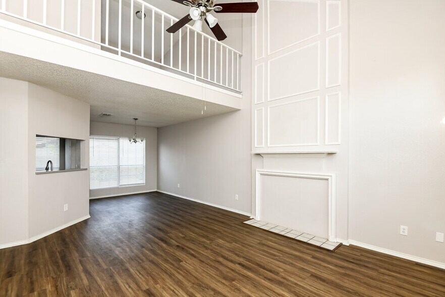 Building Photo - 2500 Creekwood Ln