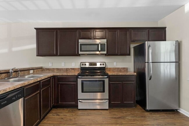 Building Photo - Minutes to OAJ Airport! Newly Remodeled To...