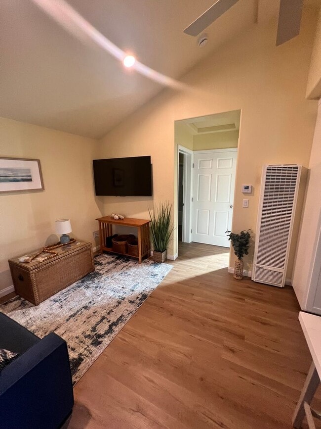 Building Photo - Ventura - Fully furnished one bedroom, one bath month to month rental!