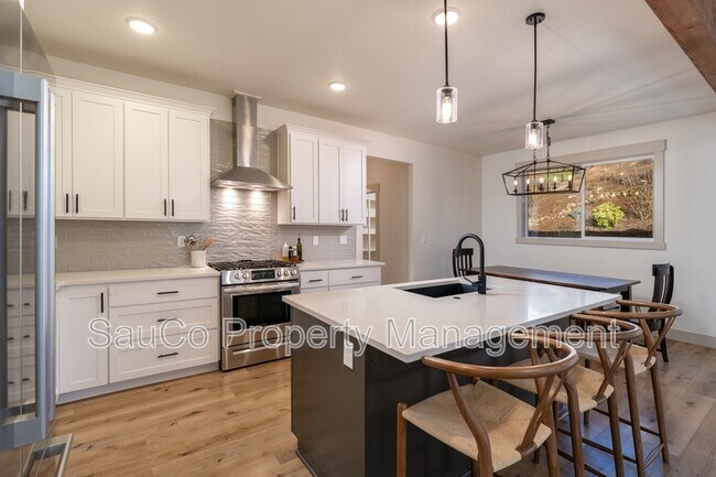 Building Photo - 35471 Portland View Dr