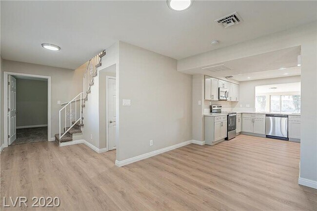 Building Photo - Amazing pool home is great location!!