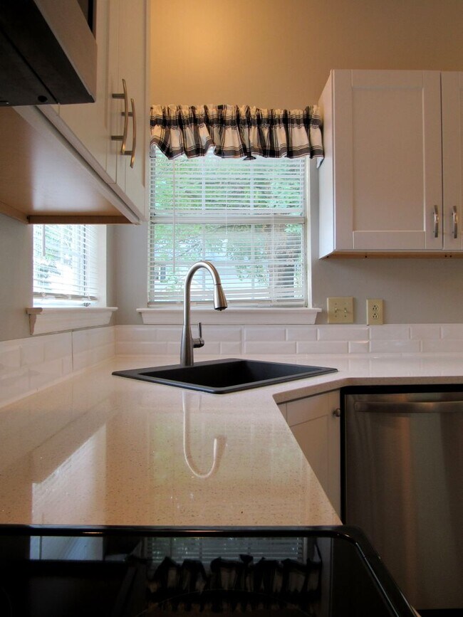 Building Photo - Beautiful 3 bed 2.5 bath Franklin Home