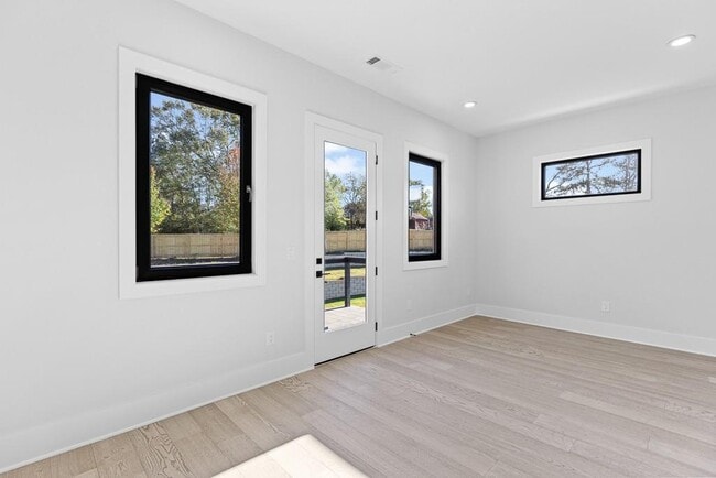 Building Photo - 555 Versailles Dr