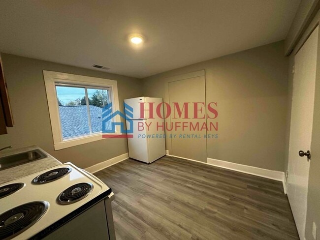 Building Photo - One Bedroom Upstairs Duplex | Move in Ready