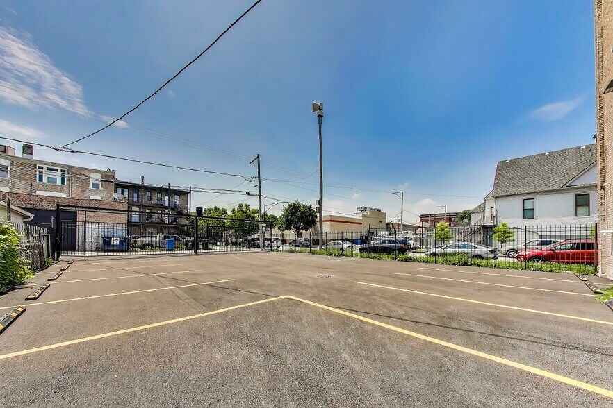 Building Photo - 2023 N Drake Ave