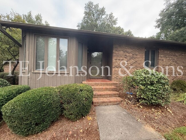 Primary Photo - Charming 3 Bedroom Home Near Country Club ...