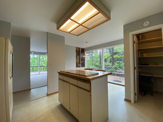 Building Photo - Unique View Property 3 bed, 3 bath located...