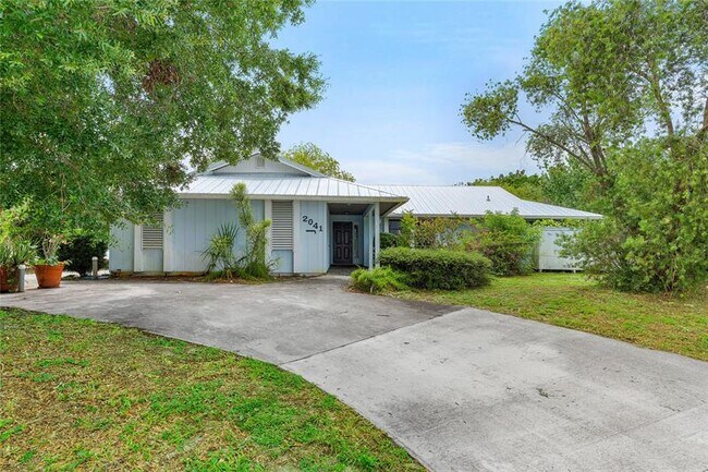 Building Photo - 2041 SE Floresta Dr