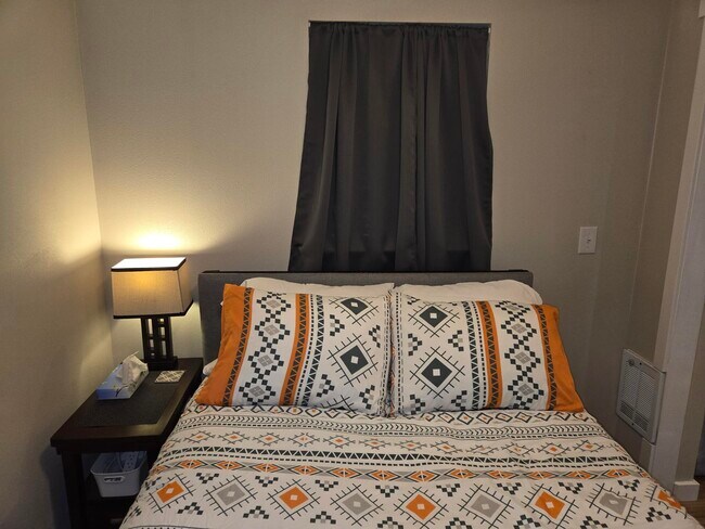 Building Photo - 1213 5th St