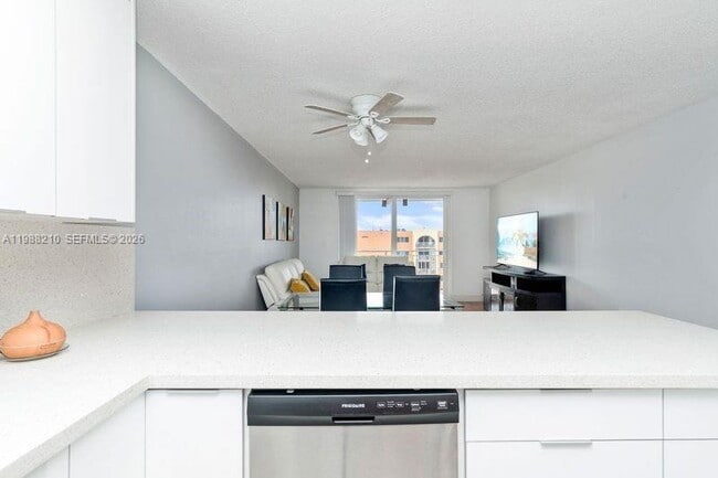 Building Photo - 6960 Miami Gardens Dr