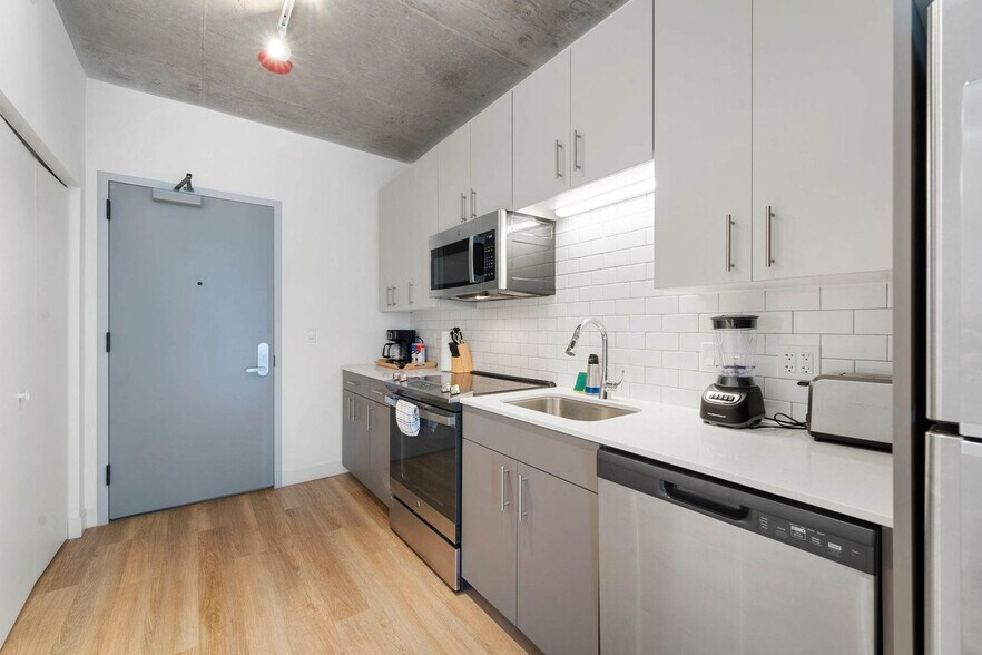 Building Photo - 853 W Blackhawk St