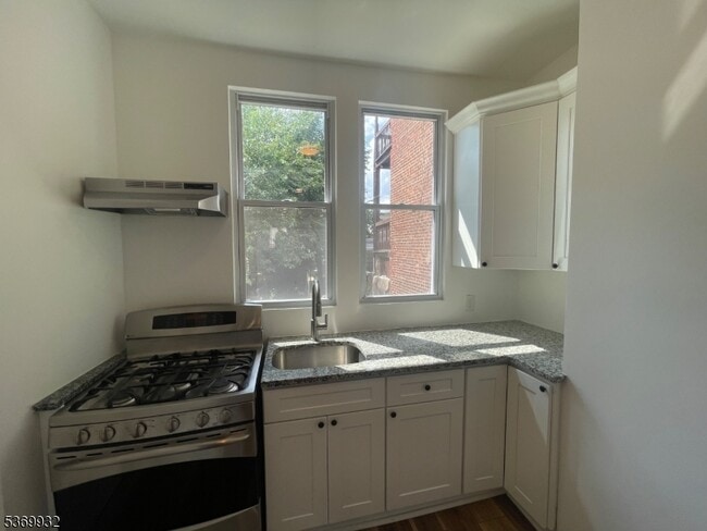Building Photo - 572 N 9th St