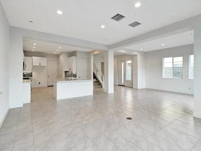 Building Photo - 6574 Tesla Ln